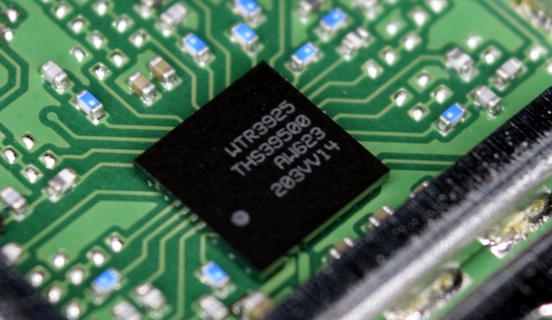 射频电路板与屏蔽罩下的芯片